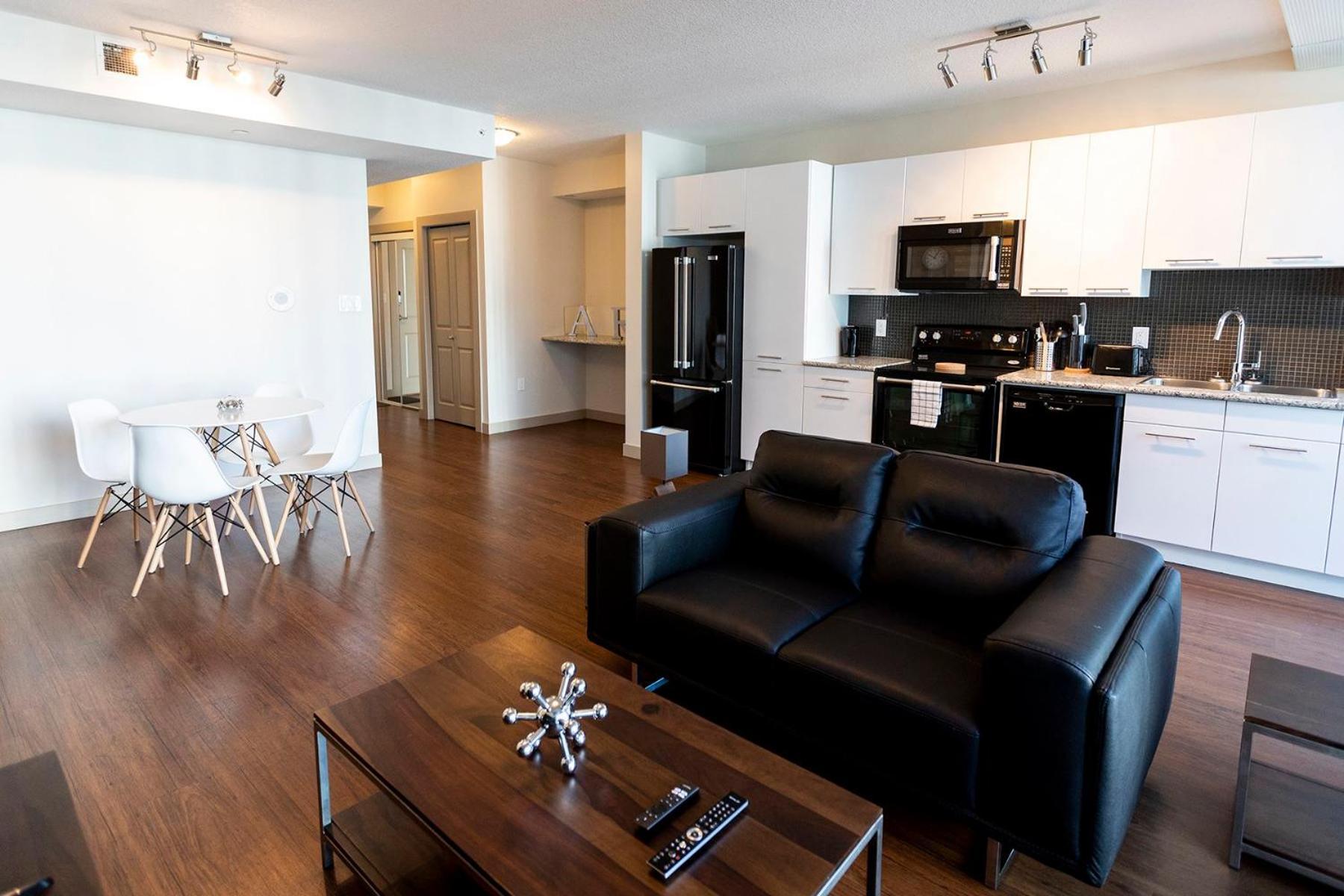Mayfair Luxe Suites Premium By Corporate Stays Эдмонтон Экстерьер фото